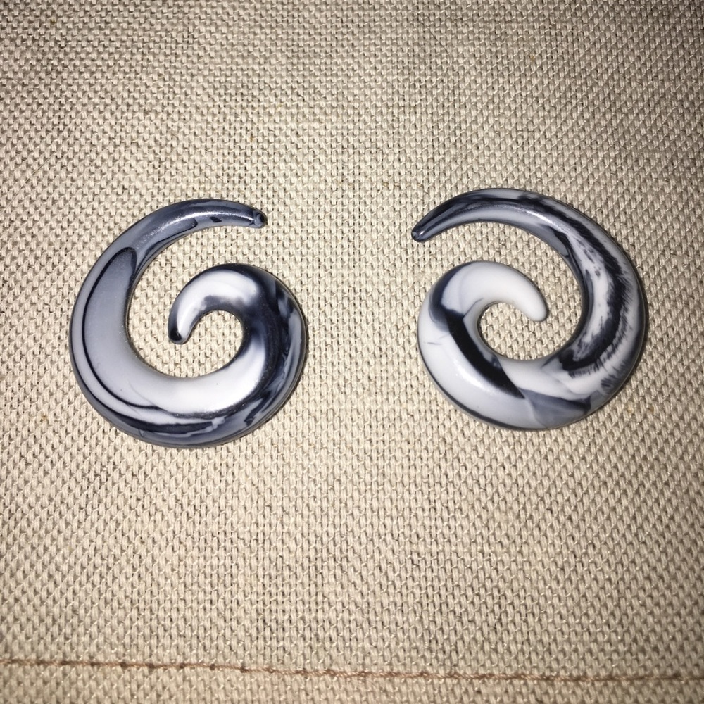 Black and white swirl size 0 gauges